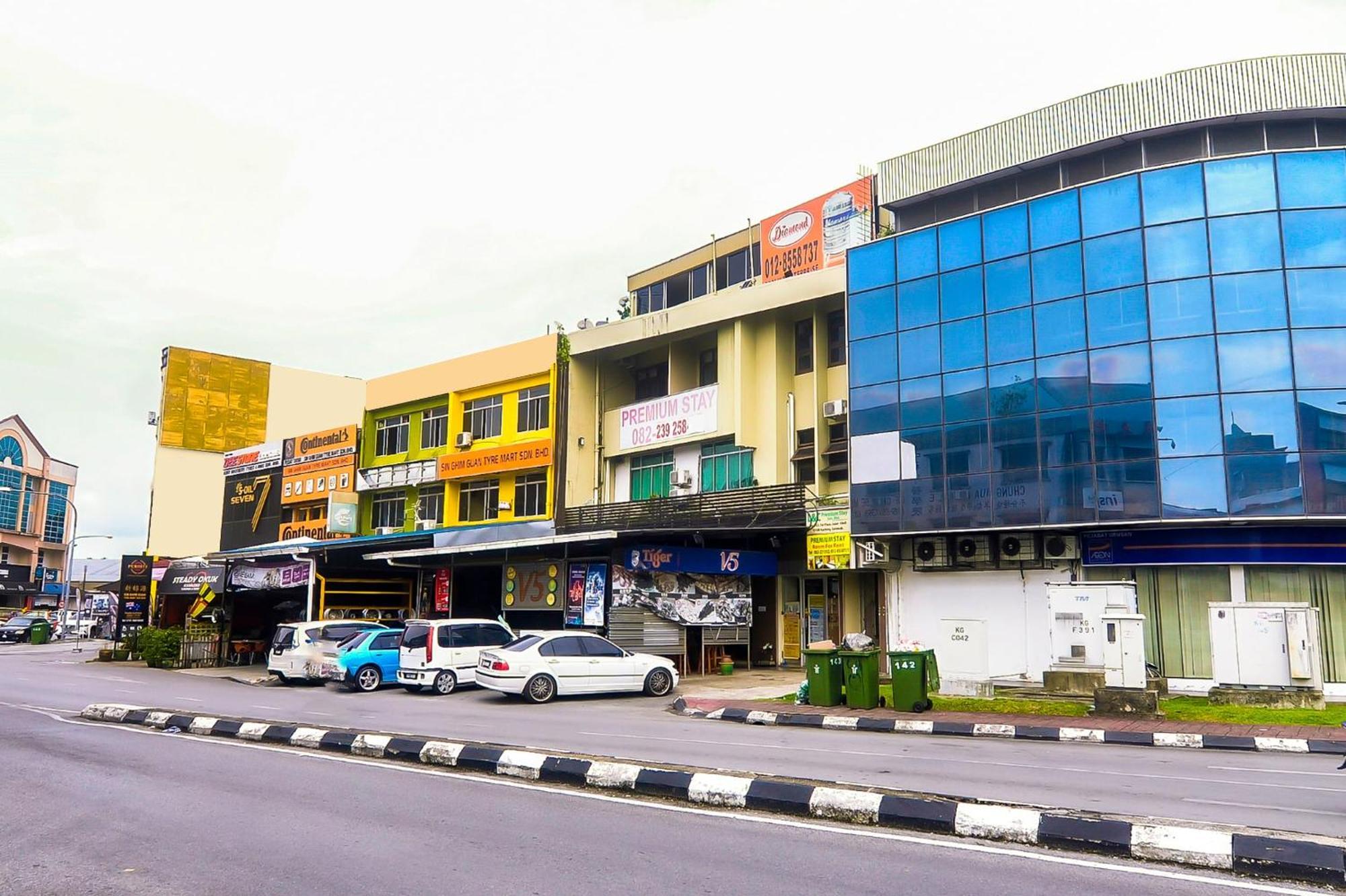 Oyo 44017 L & C Premium Stay Kuching Eksteriør billede
