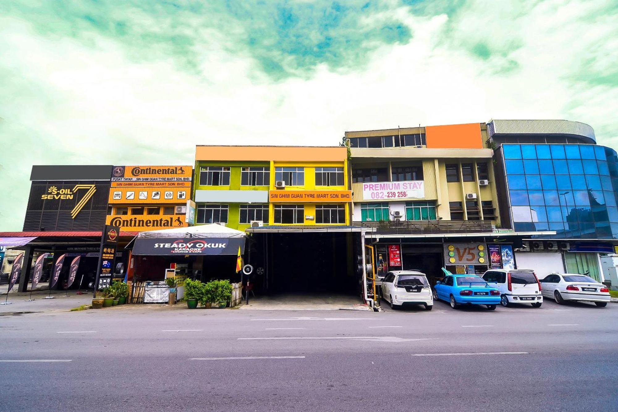 Oyo 44017 L & C Premium Stay Kuching Eksteriør billede